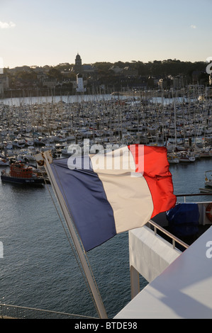 Drapeau national de la poupe d'un navire avec la toile d'un waterfront marina à St Malo Bretagne ouest France Banque D'Images