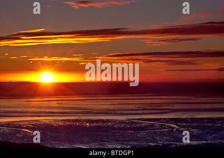 Vue panoramique du coucher de soleil sur Cook Inlet avec Mt. Redoute de la juste visible à l'arrière-plan, Southcentral Alaska, Winter Banque D'Images