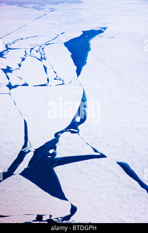 Vue aérienne de la glace de mer au large de la péninsule de Seward, en hiver, dans l'Alaska arctique Banque D'Images