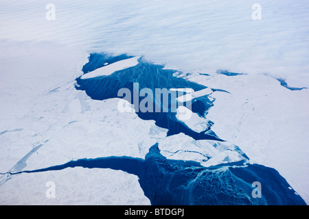 Vue aérienne de la glace de mer au large de la péninsule de Seward, en hiver, dans l'Alaska arctique Banque D'Images