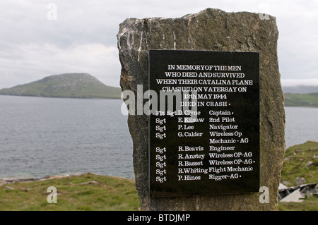 Plaque commémorant ceux qui ont péri dans un crash sur l'île de Vatersay Catalina, Hébrides en Écosse. 6888 SCO Banque D'Images