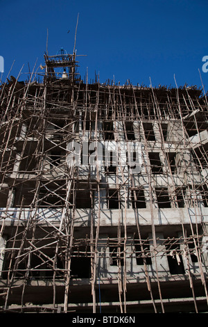 La construction et de l'échafaudage en bois et des écrans au centre-ville d'Awassa, sur un bâtiment de plusieurs étages Banque D'Images