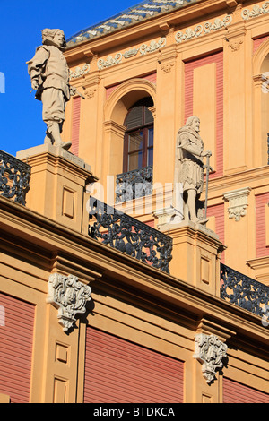 Des statues de Velazquez et Ponce del Leon au sommet de la façade de Palais de San Telmo à Séville, Espagne Banque D'Images