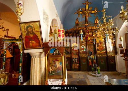 Intérieur de St Georges l'église orthodoxe grecque, Mykonos, Cyclades, Grèce. Banque D'Images