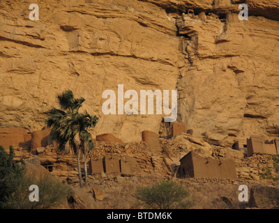 Cliff dwellings le long de la base de la falaise de Bandiagara Banque D'Images