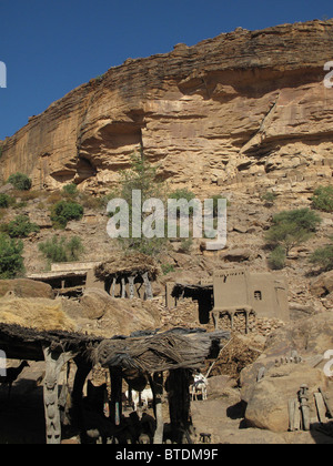 Cliff dwellings le long de la base de la falaise de Bandiagara Banque D'Images