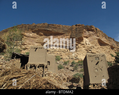 Cliff dwellings le long de la base de la falaise de Bandiagara Banque D'Images