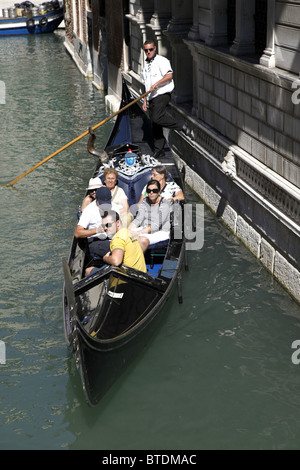 Gondoles de Venise ITALIE VENISE GONDOLIERS CLIENTS Italie Venise ITALIE 11 Septembre 2010 Banque D'Images