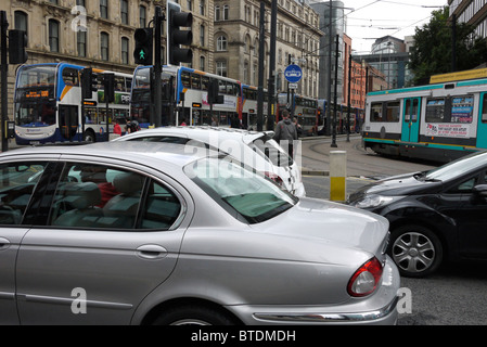 La congestion du trafic dans le centre-ville de Manchester England UK. photo DON TONGE Banque D'Images