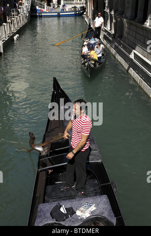 Gondoles de Venise ITALIE VENISE GONDOLIERS CLIENTS Italie Venise ITALIE 11 Septembre 2010 Banque D'Images