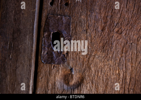 Détail de serrure dans une vieille porte de bois de l'église creusées dans le roc, Beta Medhane Alem (Maison du Sauveur du monde) Banque D'Images