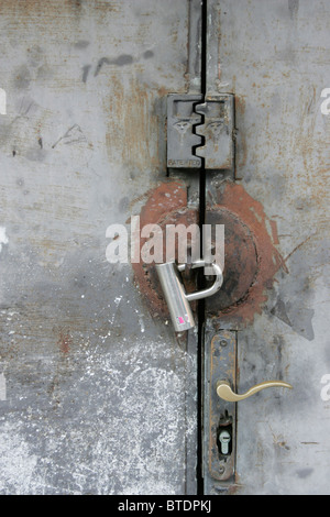 Porte métallique avec serrures et cadenas personnalisés Banque D'Images