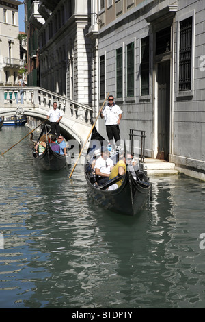 Gondoles de Venise ITALIE VENISE GONDOLIERS CLIENTS Italie Venise ITALIE 11 Septembre 2010 Banque D'Images