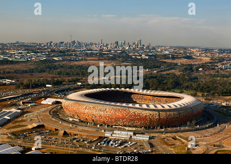 Stade Soccer City avec la ville de Johannesburg, dans l'arrière-plan. Samedi 22 Mai 2010 Banque D'Images