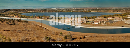 California Aqueduct au-dessus du lac Palmdale dans la vallée d'Antelope, San Andreas Fault area, Mojave Desert, Californie, États-Unis Banque D'Images