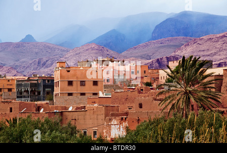 Une tempête dans le milieu des montagnes de l'Atlas à proximité d'un village au Maroc Banque D'Images