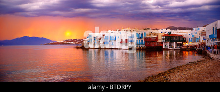 Coucher de soleil sur la Petite Venise (Vénétie) de la neibourhood Kastro District de Chora, à Mykonos, Cyclades, Grèce Banque D'Images