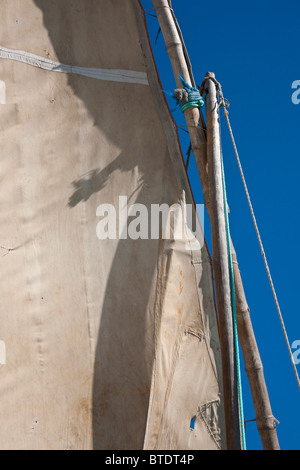 Vue rapprochée du mât et voile toile d'un dhow ou bateau de pêche traditionnel Banque D'Images