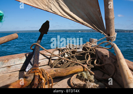 Vue rapprochée de la corde et l'ancre se trouvant à l'avant d'un dhow ou bateau de pêche traditionnel Banque D'Images