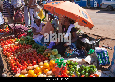 Les femmes vendent des produits frais au bord de la route Banque D'Images