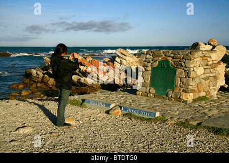 En tourisme photo du monument de la Cape L'Agulhas - pointe sud de l'Afrique où se réunit l'Atlantique Océan Indien Banque D'Images