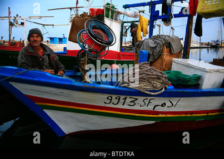 Sur son bateau de pêche pêcheur Banque D'Images