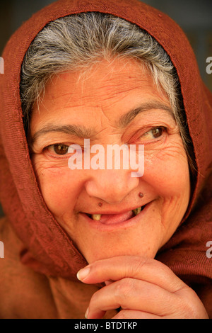 Portrait d'une vieille femme berbère dans la ville de Mahdia. Banque D'Images