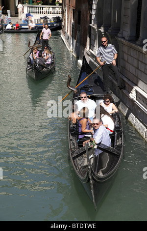 Gondoles de Venise ITALIE VENISE GONDOLIERS CLIENTS Italie Venise ITALIE 11 Septembre 2010 Banque D'Images