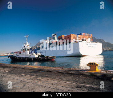 Un remorqueur est utilisé pour conduire un cargo dans le port de Cape Town Banque D'Images