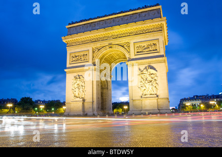 Arc de triomphe illuminé de nuit dans Paris , France Banque D'Images