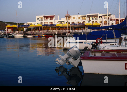 Club Mykonos Langebaan Lagoon Resort à loisir avec les bateaux et yachts amarrés dans l'avant-plan Banque D'Images