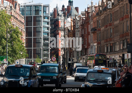 Occupé à Brompton Rd à Knightsbridge, près du célèbre magasin Harrods. Banque D'Images