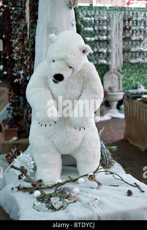 L'ours polaire figure dans le cadre d'un centre de jardin affichage de Noël Banque D'Images