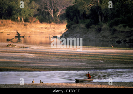 Pêcheur en pirogue sur la Rivière Luangwa Banque D'Images