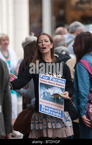 Des manifestants anti-fourrure manifesté à l'extérieur du magasin Harrods, Londres, UK Banque D'Images