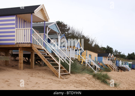 Peintes de couleurs vives des cabines de plage de Wells-next-the-Sea dans North Norfolk, Angleterre Banque D'Images