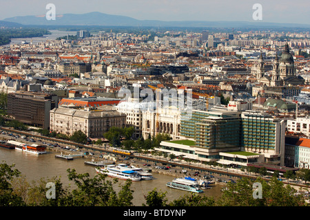 Danube et de gauche (est)-Banque de Budapest Pest vu de la colline Gellert (Gellért-hegy), Hongrie Banque D'Images