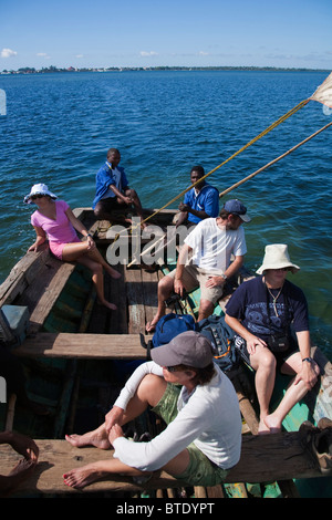 Un groupe de touristes profitez d'un voyage sur un dhow à travers l'estuaire à Inhambane Maxixe Banque D'Images