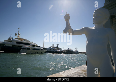 CHARLES RAY'S BOY WITH FROG Venise Italie Venise ITALIE Punta della Dogana Venise 11 Septembre 2010 Banque D'Images