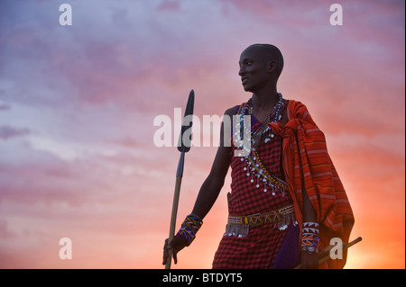 Moran Maasai ou guerrier avec lance sur le coucher de soleil Banque D'Images