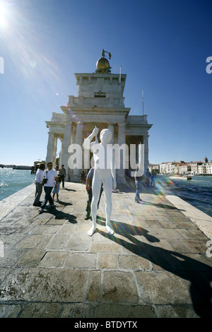 CHARLES RAY'S BOY WITH FROG Venise Italie Venise ITALIE Punta della Dogana Venise 11 Septembre 2010 Banque D'Images