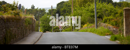 Lane Rural menant dans Bridgehousegate. Nidderdale, Yorkshire du Nord. UK Banque D'Images