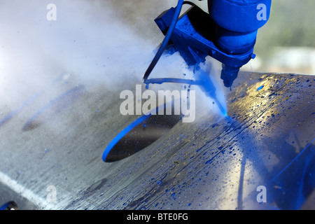 L'atelier de découpe au jet d'eau découpe de voler un autre matériaux par un jet d'eau haute pression extrême. Banque D'Images