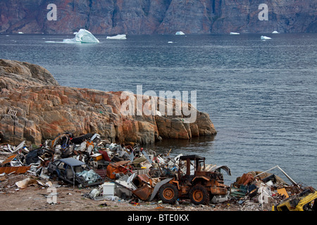 Dépotoir à ordures et les icebergs à l'Uummannaq, Groenland Banque D'Images