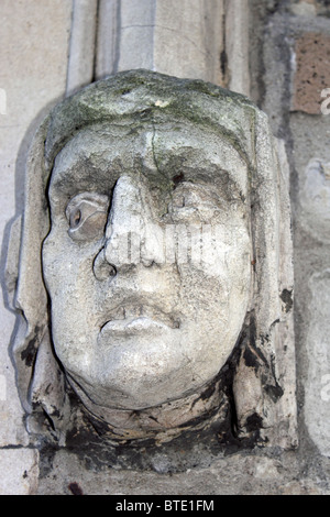 Tête en pierre sculptée à côté de la porte Ouest de l'église St Mary, Putney, Londres, Angleterre, Royaume-Uni Banque D'Images