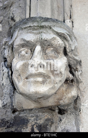 Tête en pierre sculptée à côté de la porte Ouest de l'église St Mary, Putney, Londres, Angleterre, Royaume-Uni Banque D'Images