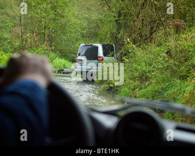 Vue du conducteur de Land Rover Discovery 4 la conduite dans une rivière, au domaine d'Arthey en Belgique Banque D'Images