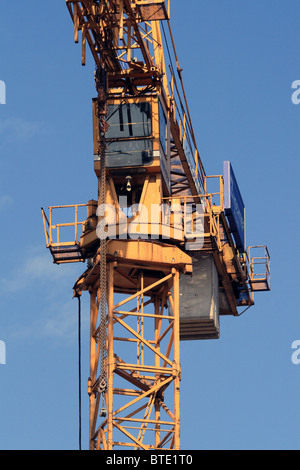 Crane contre le ciel bleu Banque D'Images