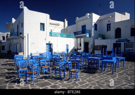 D'une terrasse extérieure inoccupées taverna dans le port de Naoussa, situé sur l'île grecque de Paros. Banque D'Images