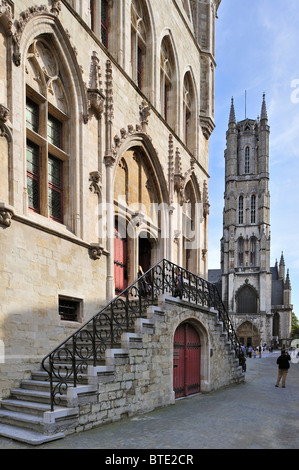 Escaliers d'entrée beffroi et la cathédrale de Saint-Bavo / Sint-Baafs Cathédrale à Gand, Belgique Banque D'Images